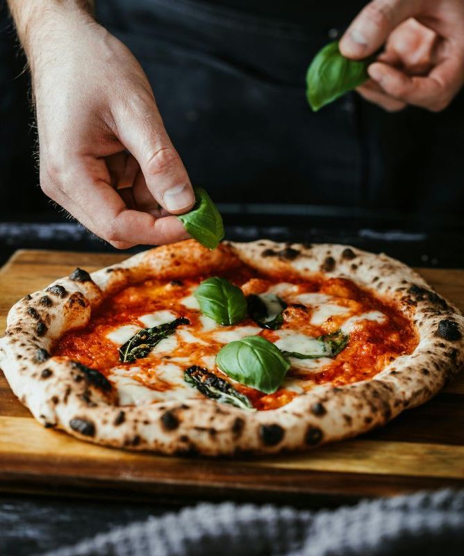 Chef prepara una pizza